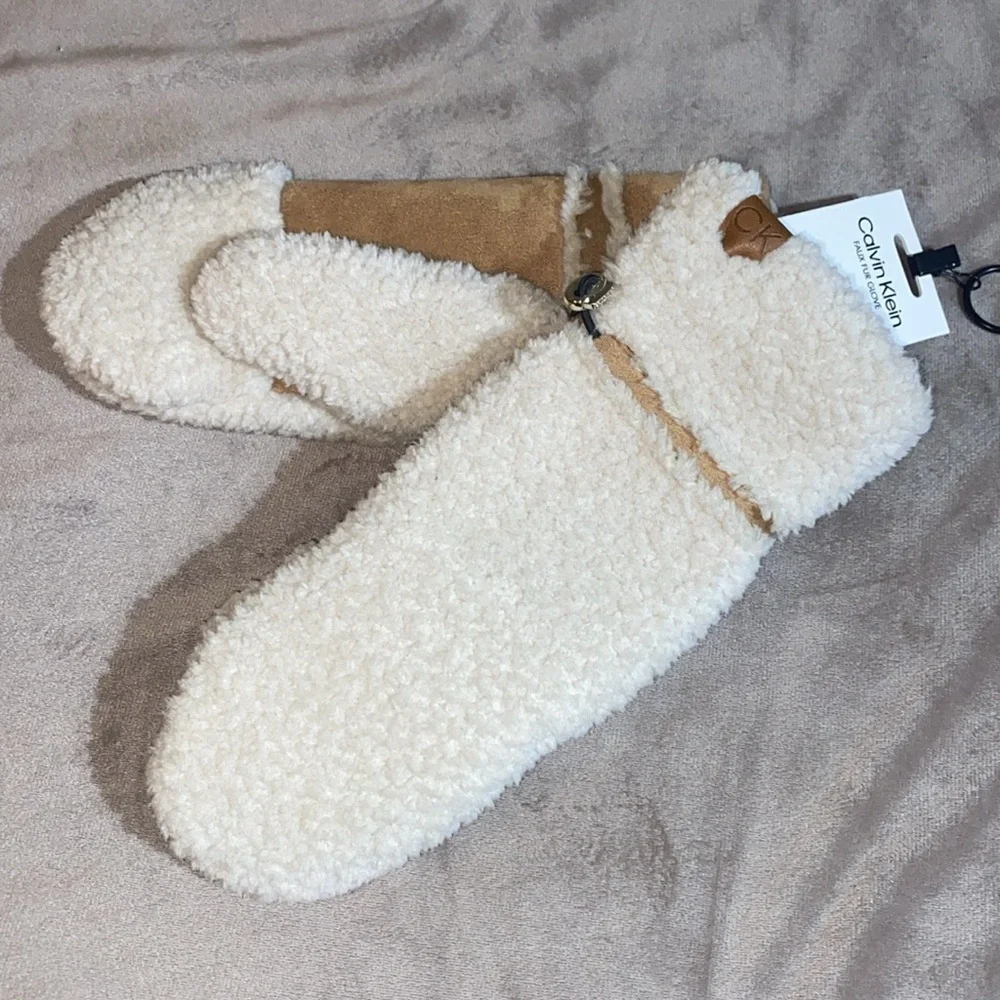 Calvin Klein faux fur Sherpa glove/mitten 🆕